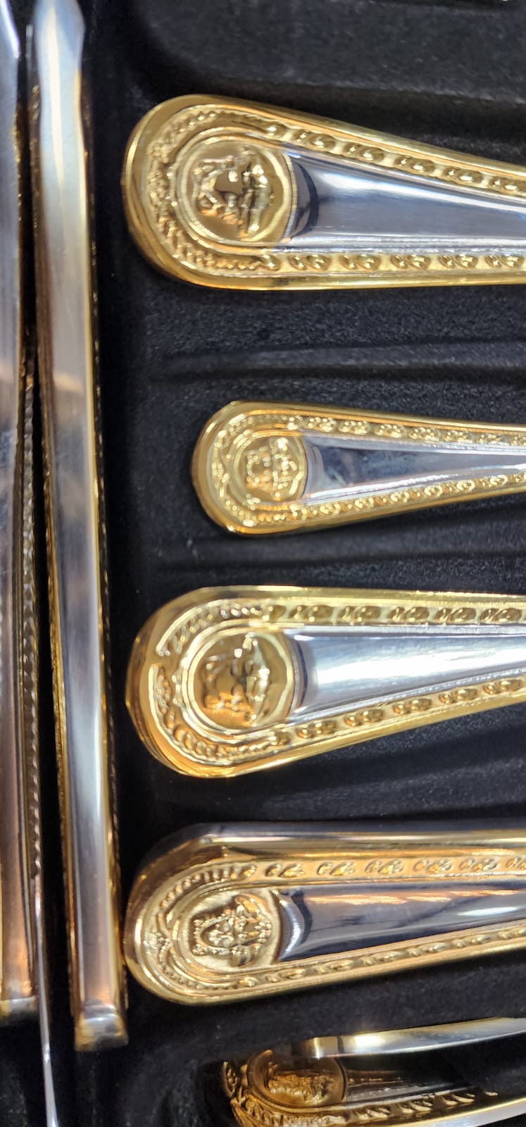 72 Pcs Cutlery Set Stainless Steel Flatware Set with Golden Chrome Plating.