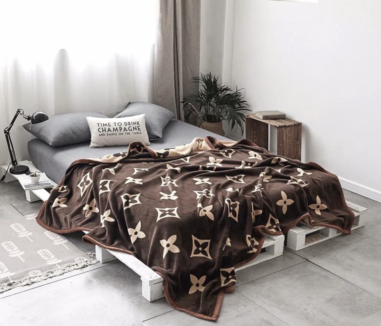 New Luxury Designer Full Reversible Blanket Perfect For Grandeur Home Décor