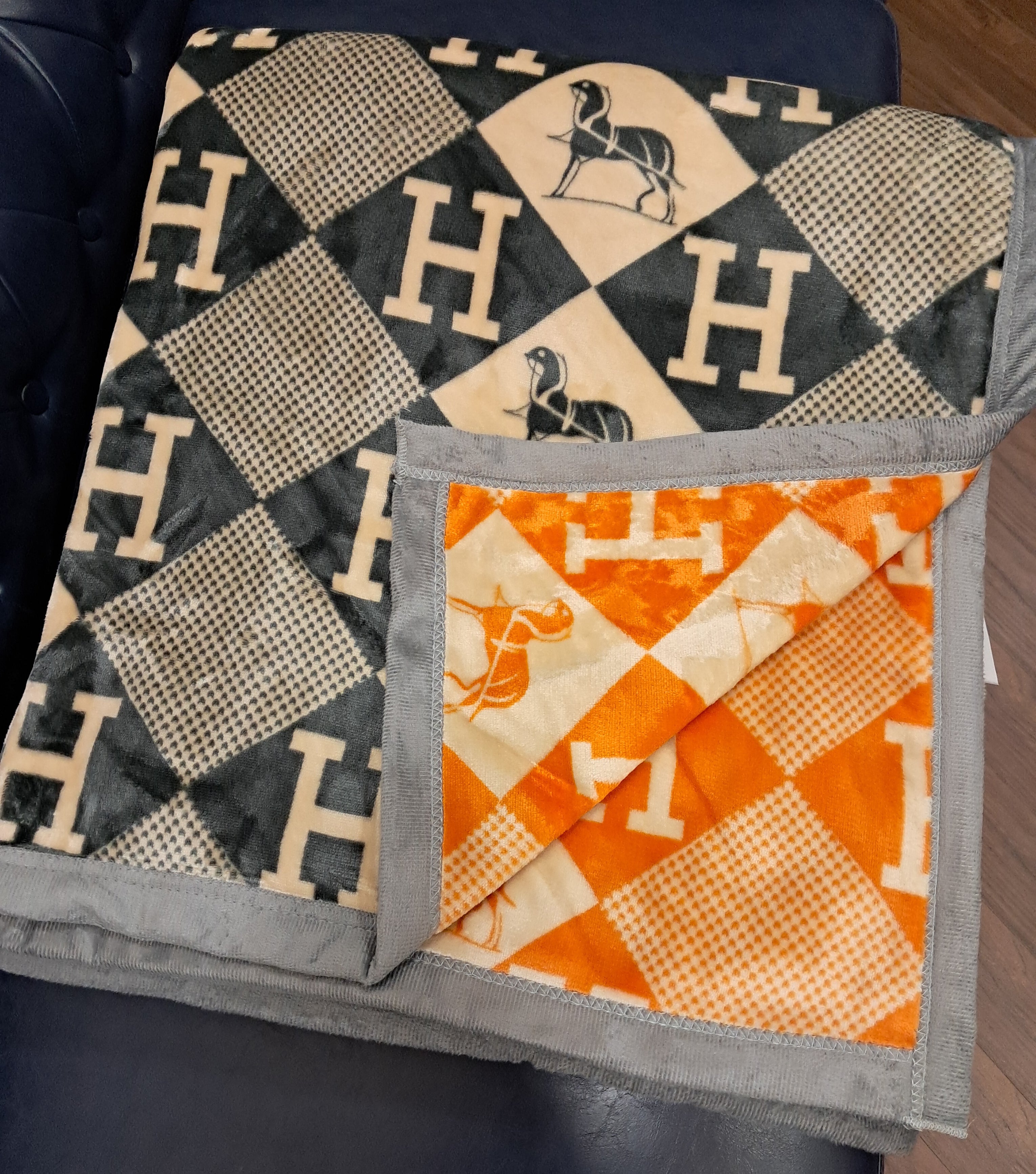 New Luxury Designer Full Reversible Blanket Perfect For Grandeur Home Décor