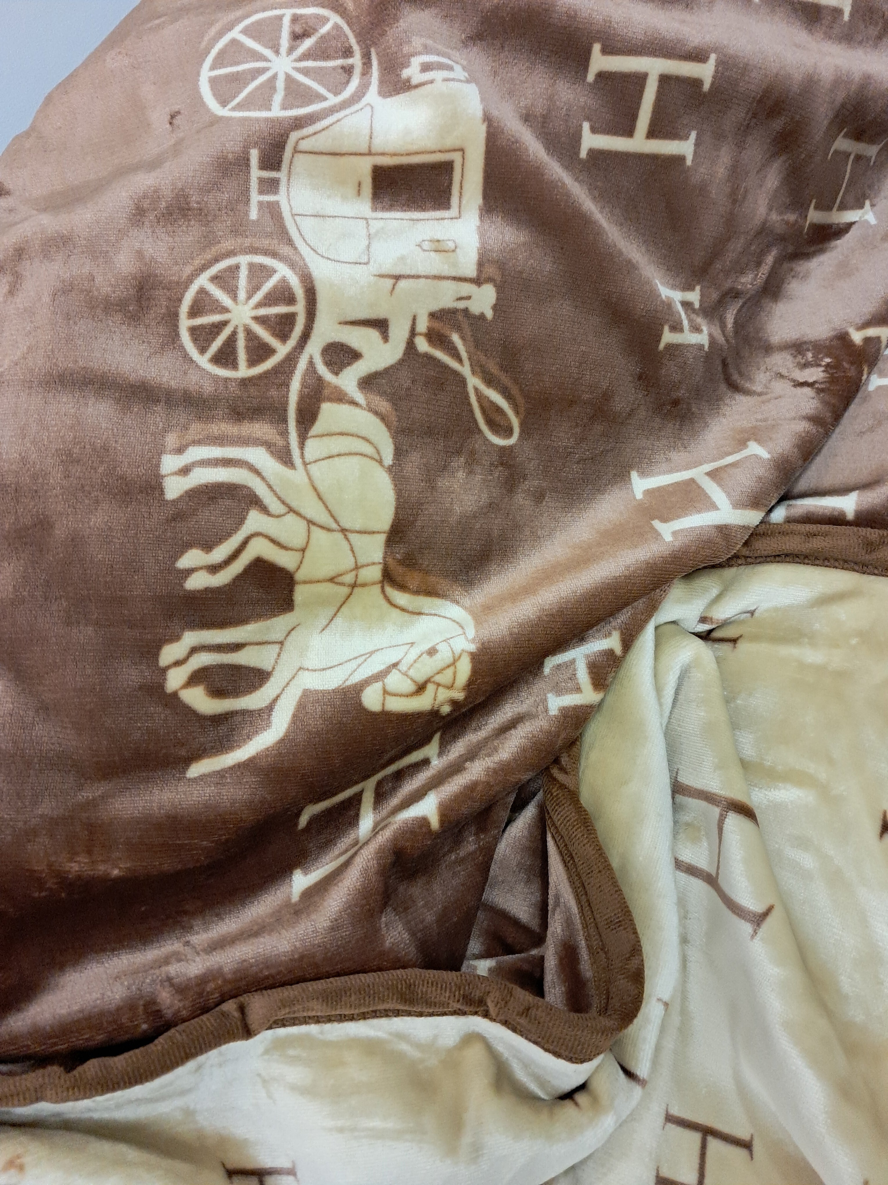 New Luxury Designer Full Reversible Blanket Perfect For Grandeur Home Décor