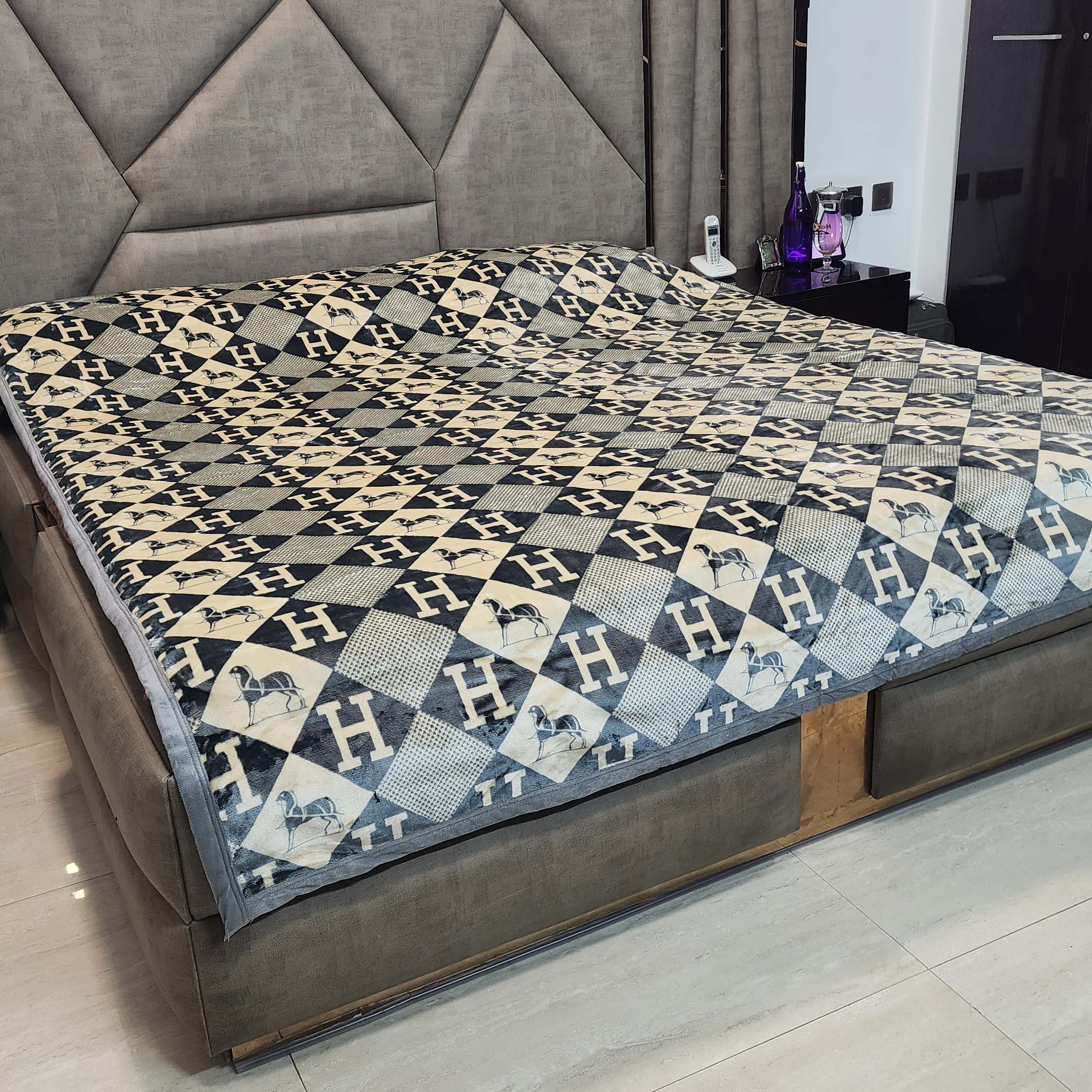 New Luxury Designer Full Reversible Blanket Perfect For Grandeur Home Décor