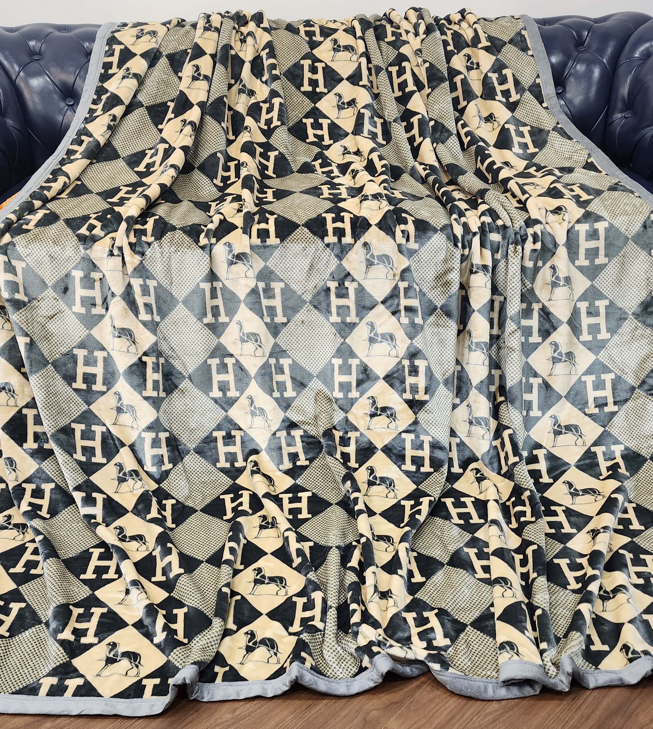 New Luxury Designer Full Reversible Blanket Perfect For Grandeur Home Décor