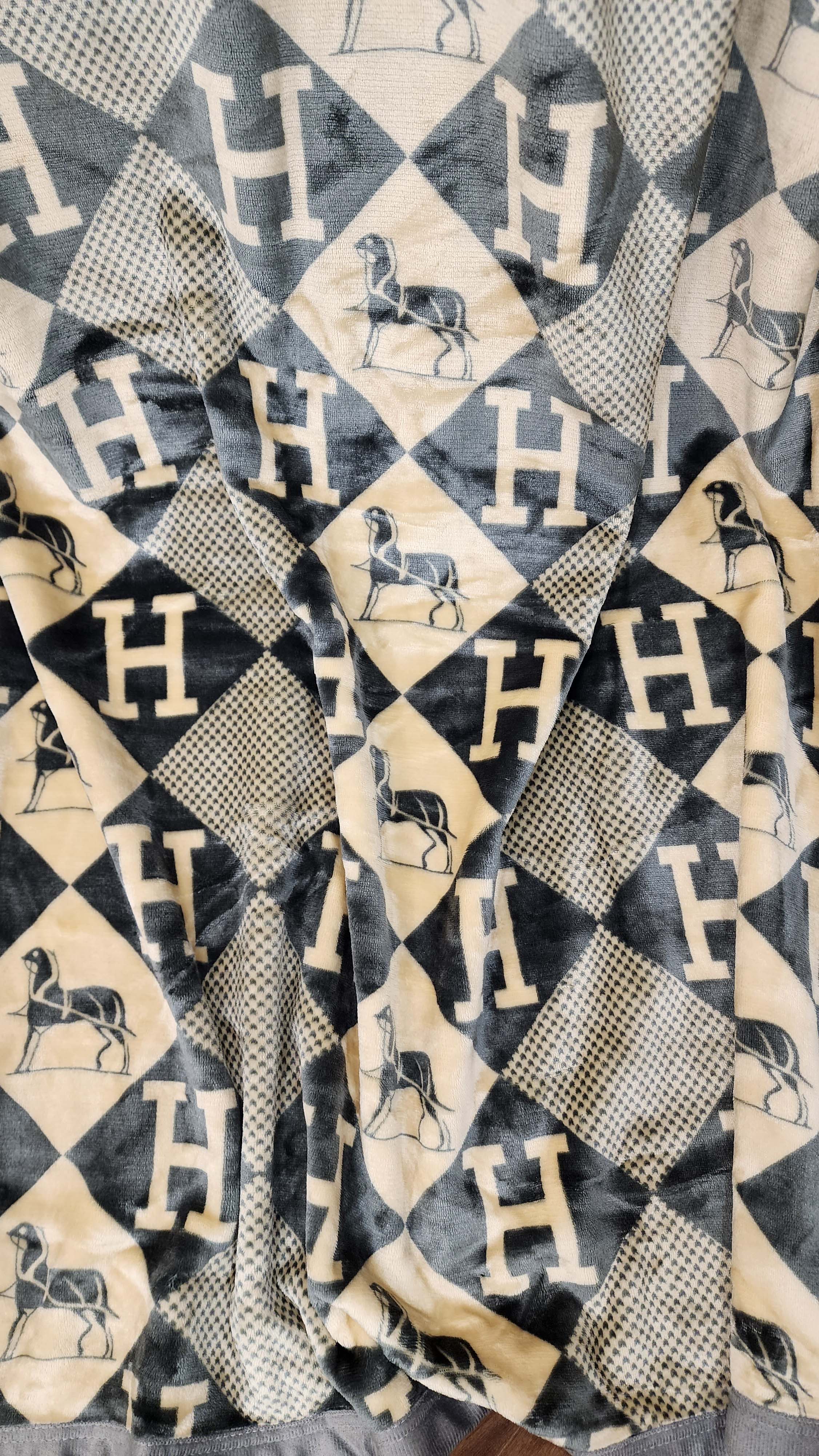 New Luxury Designer Full Reversible Blanket Perfect For Grandeur Home Décor