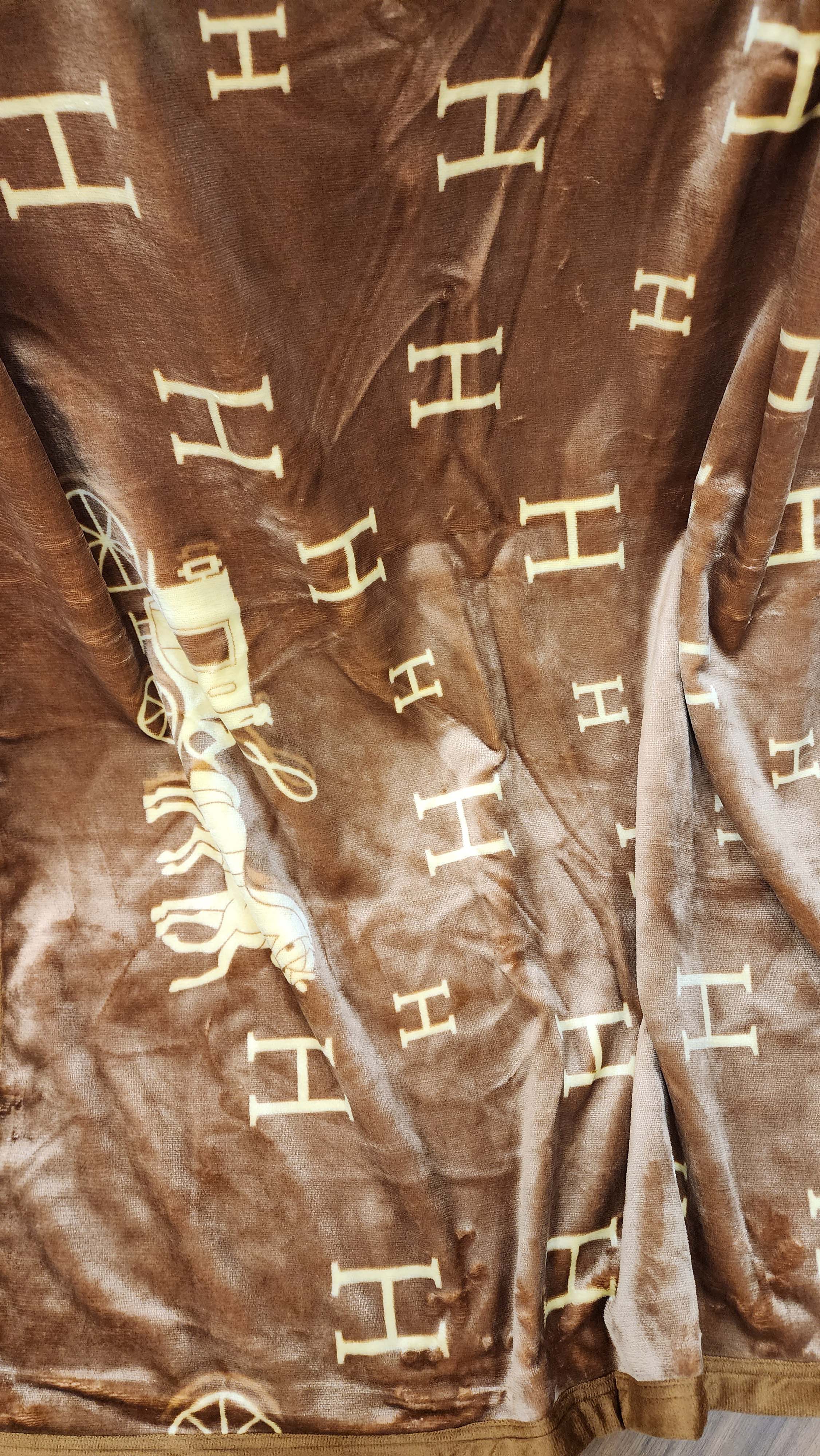 New Luxury Designer Full Reversible Blanket Perfect For Grandeur Home Décor