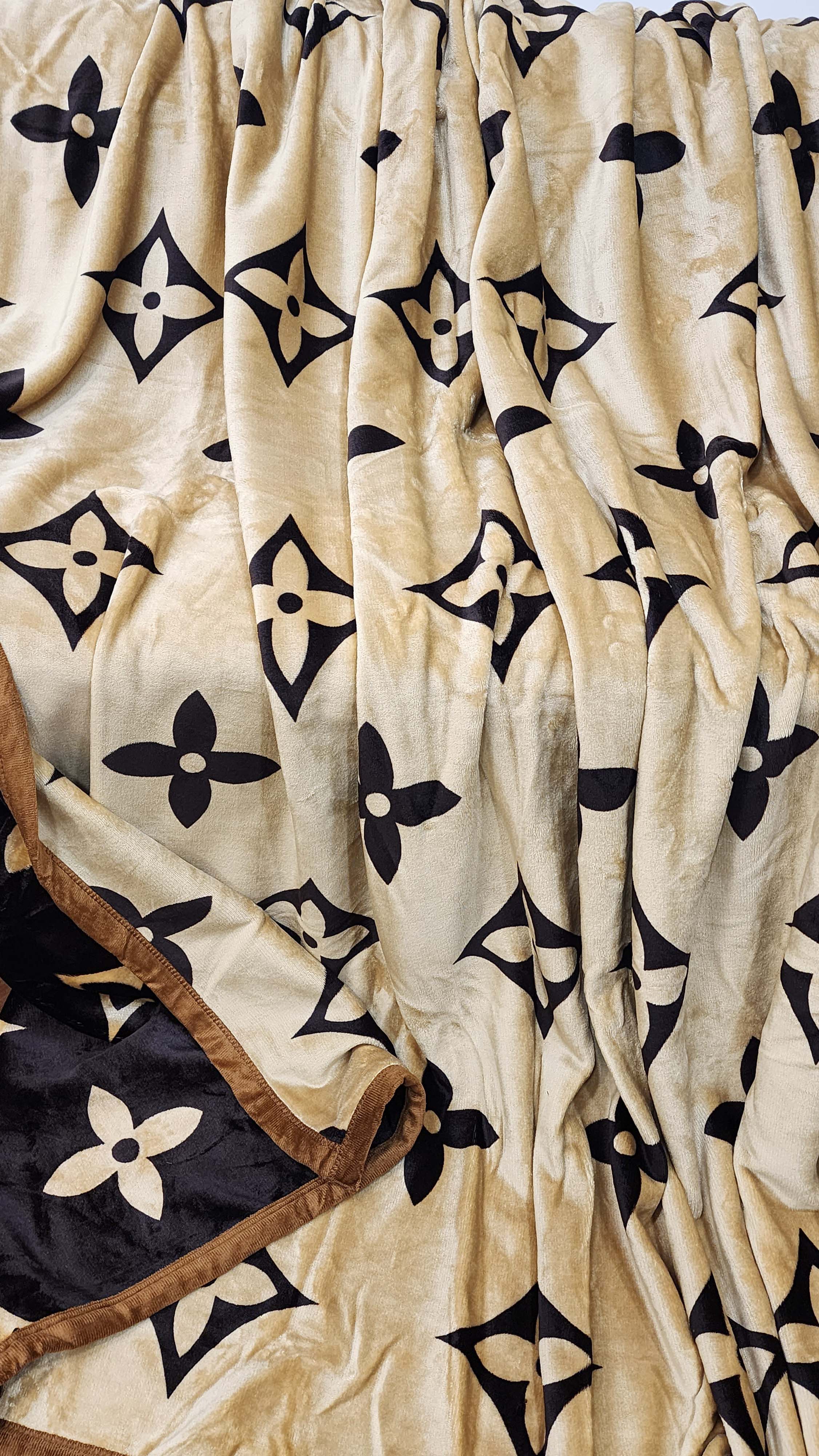 New Luxury Designer Full Reversible Blanket Perfect For Grandeur Home Décor