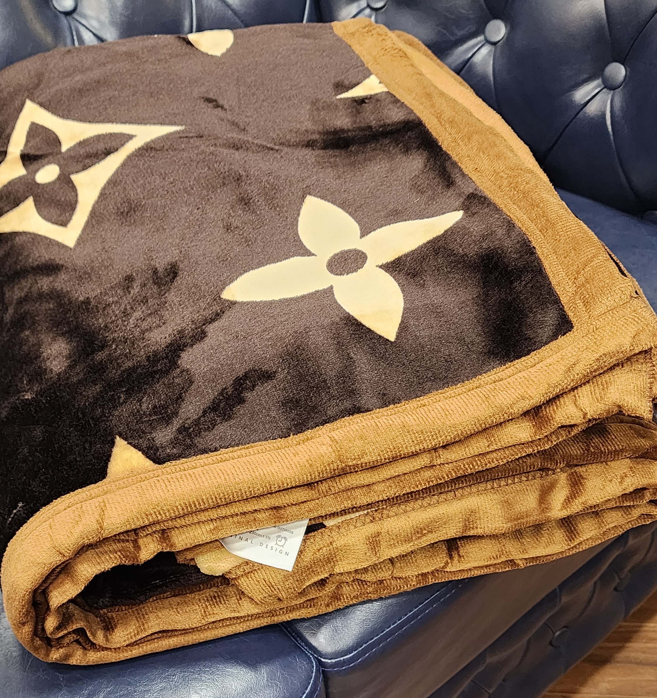 New Luxury Designer Full Reversible Blanket Perfect For Grandeur Home Décor