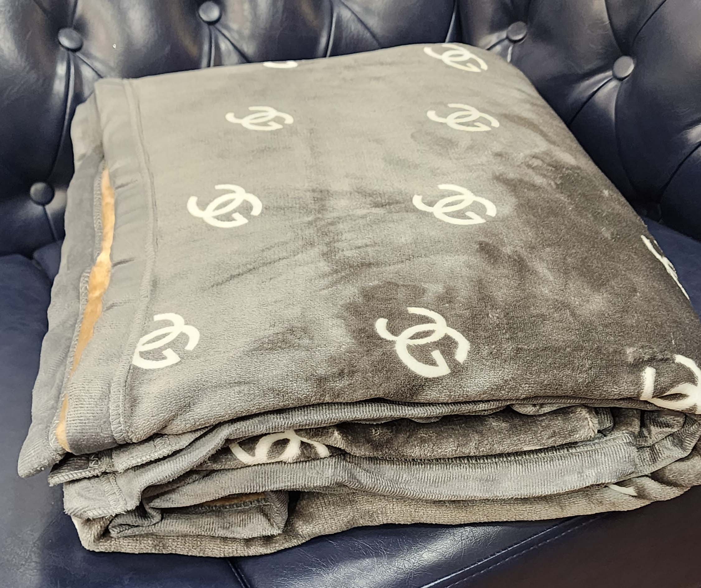 New Luxury Designer Full Reversible Blanket Perfect For Grandeur Home Décor