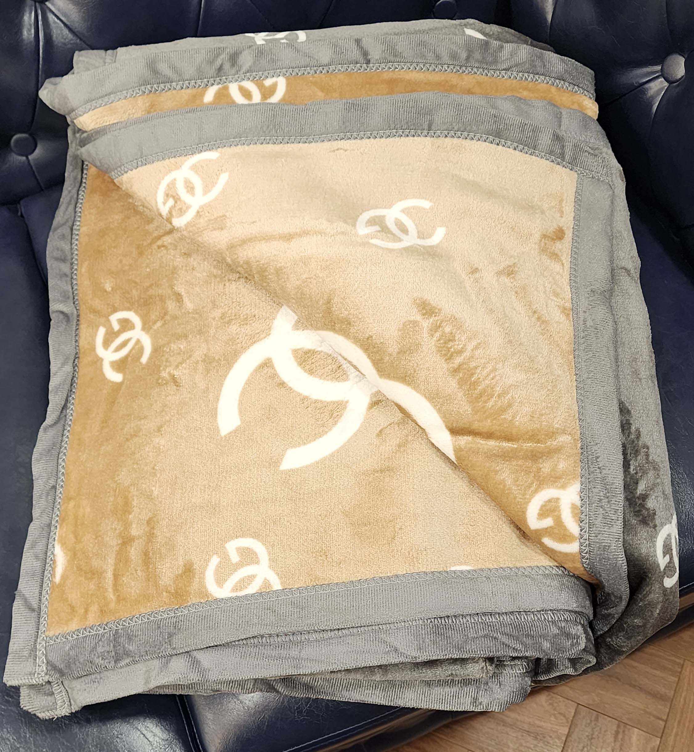 New Luxury Designer Full Reversible Blanket Perfect For Grandeur Home Décor