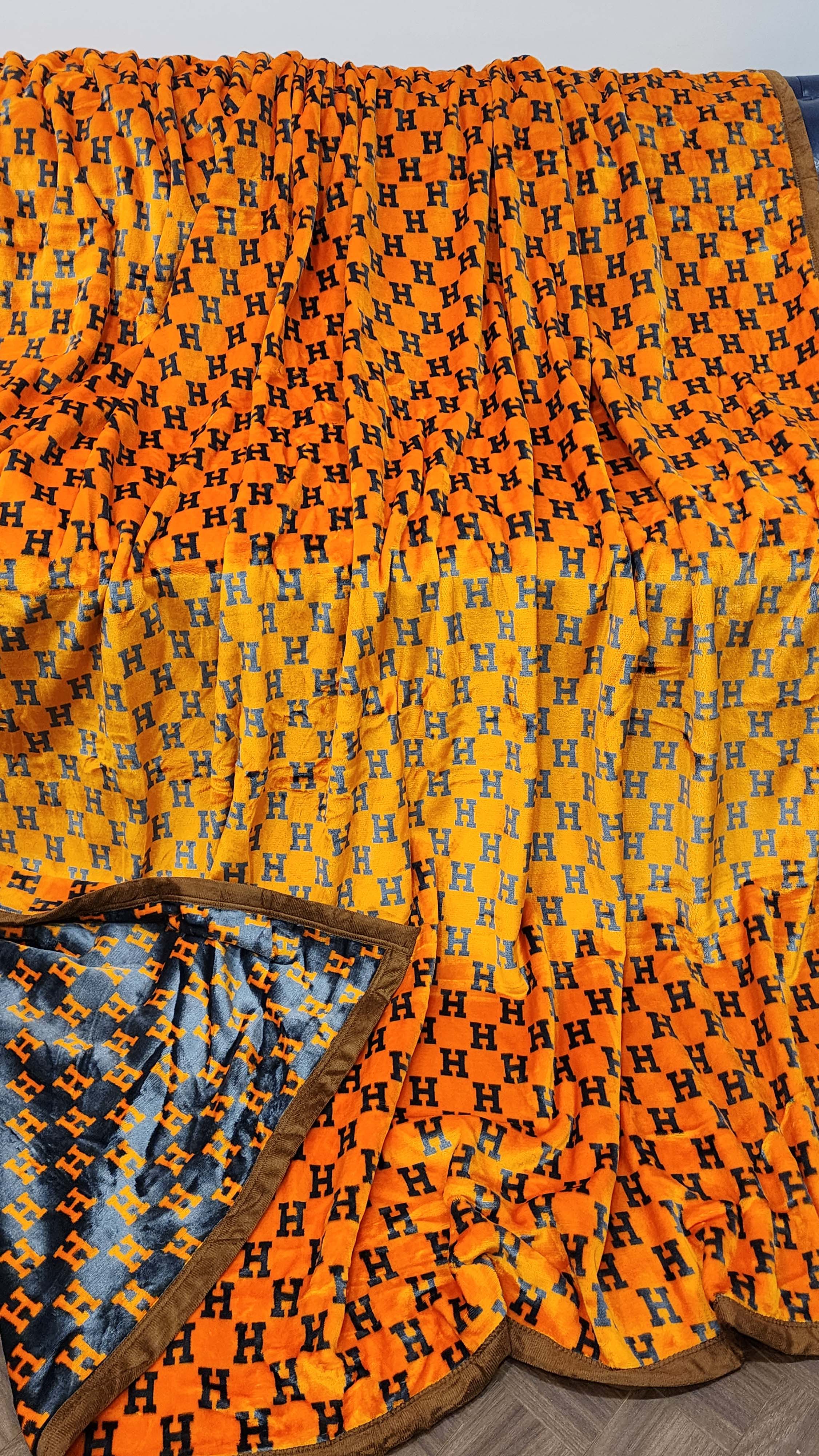 New Luxury Designer Full Reversible Blanket Perfect For Grandeur Home Décor