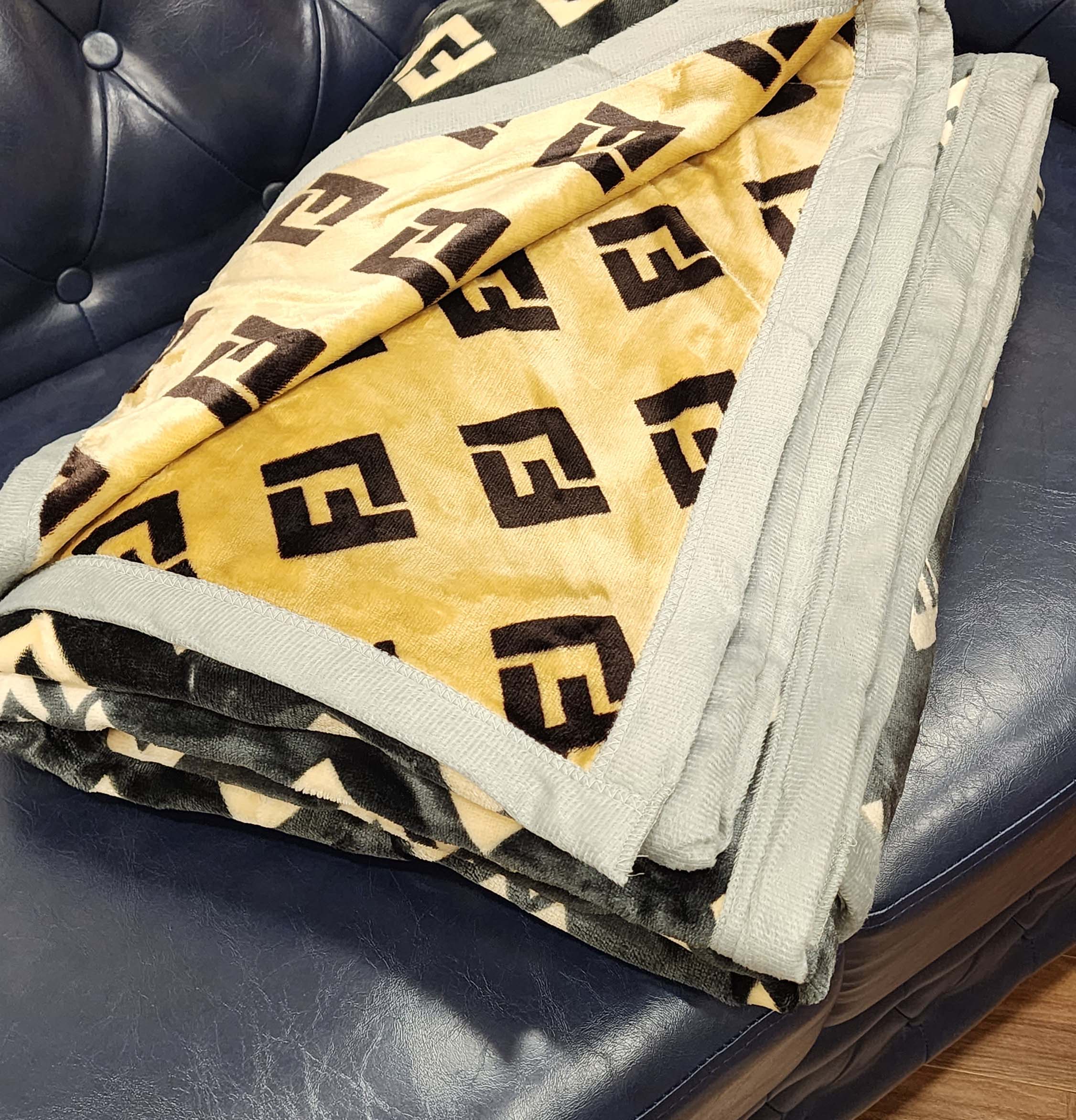 New Luxury Designer Full Reversible Blanket Perfect For Grandeur Home Décor