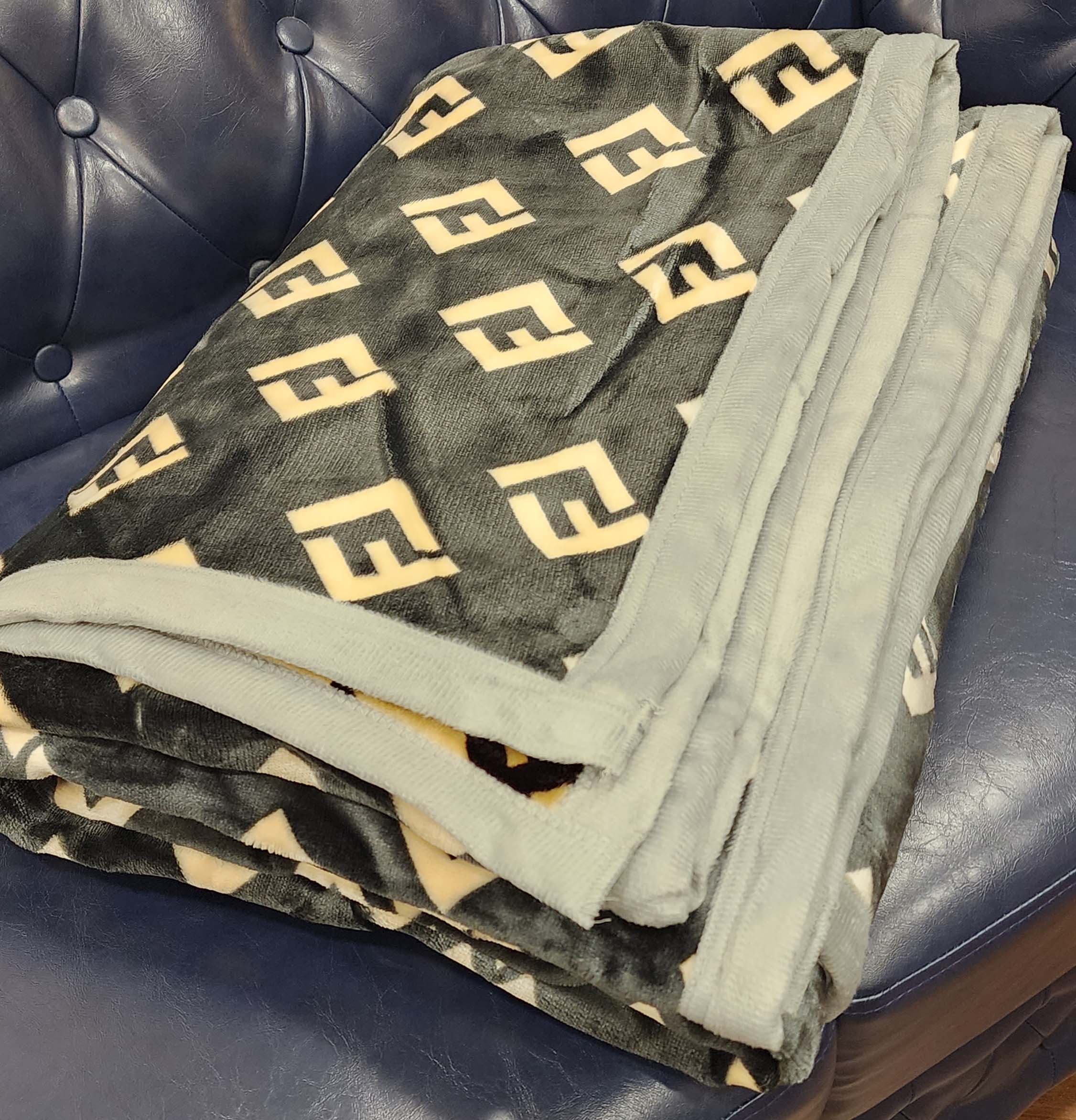 New Luxury Designer Full Reversible Blanket Perfect For Grandeur Home Décor