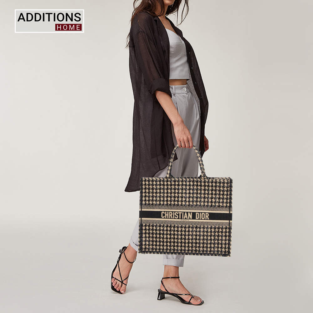 Stylish and Trendy Luxury Premium Tote Bag .(16 inch x 7 inch x 12.5 inch)