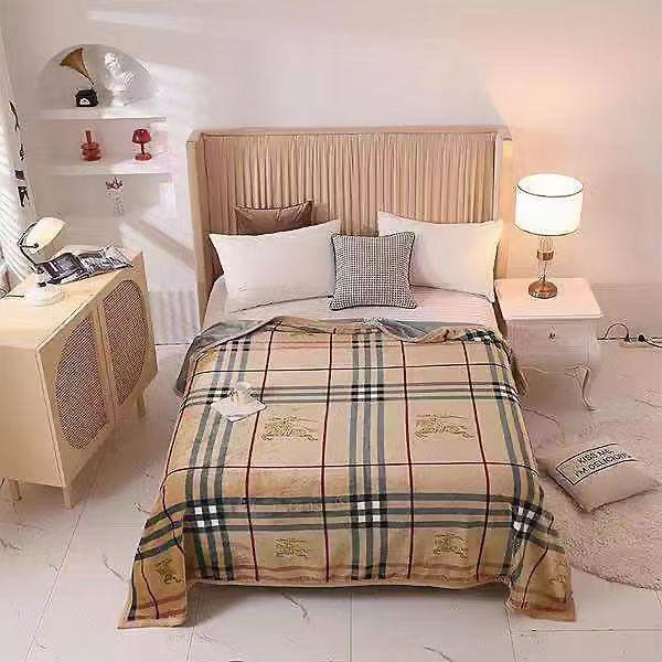 New Luxury Designer Full Reversible Blanket Perfect For Grandeur Home Décor