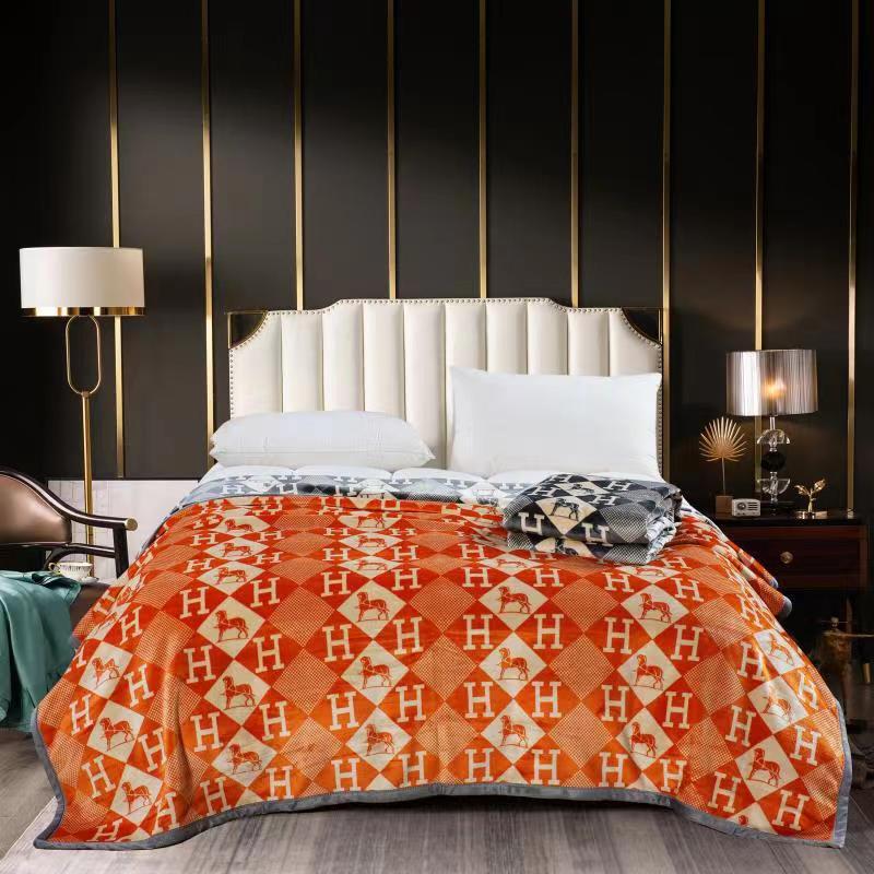 New Luxury Designer Full Reversible Blanket Perfect For Grandeur Home Décor