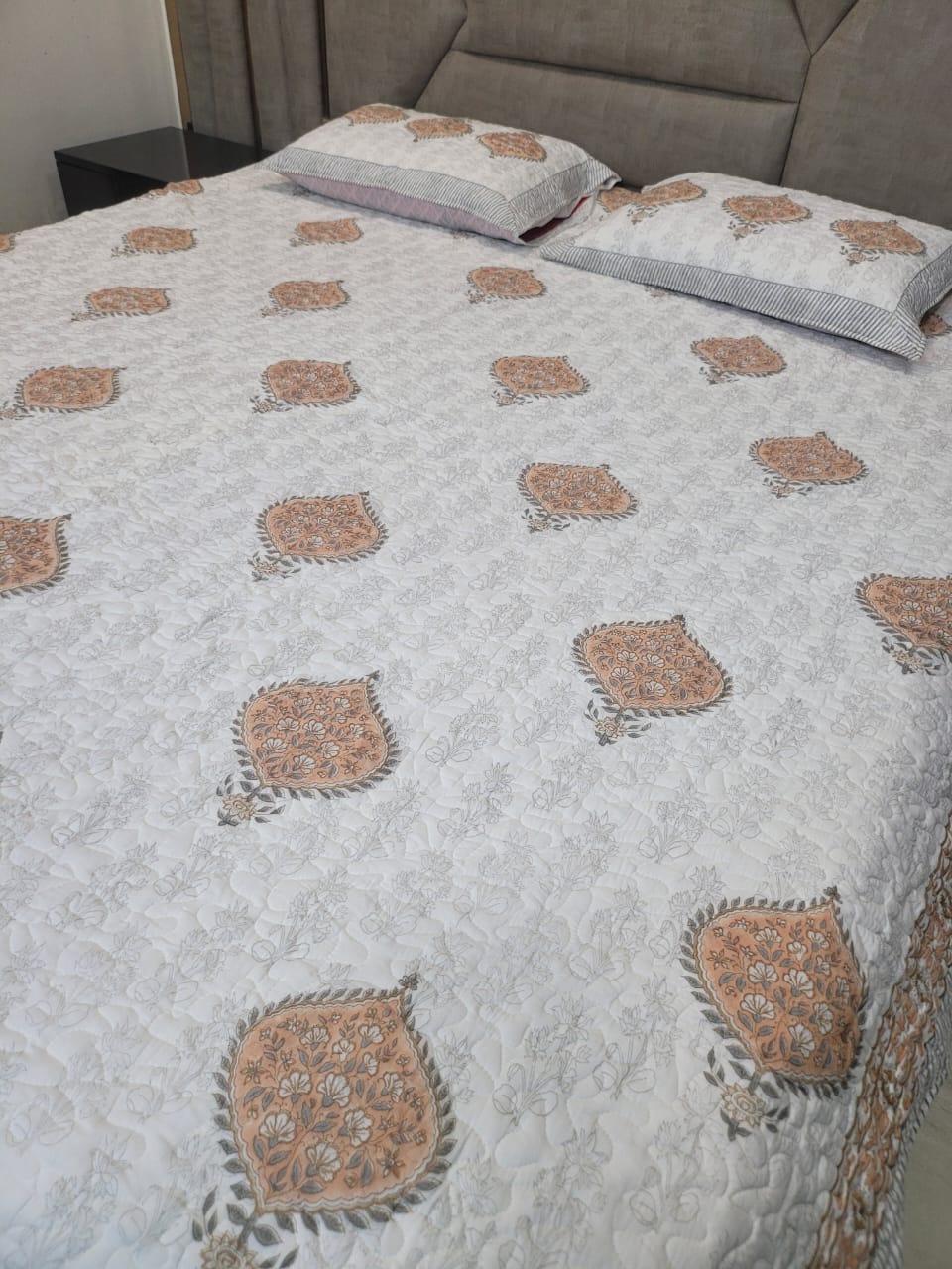 Quilted Bedspread/Coverlet/Bed Cover with 2 Pillow Covers (King Size: 90x108 Inch)