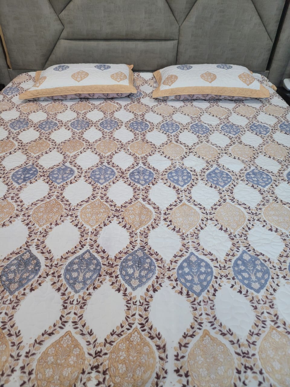 Quilted Bedspread/Coverlet/Bed Cover with 2 Pillow Covers (King Size: 90x108 Inch)