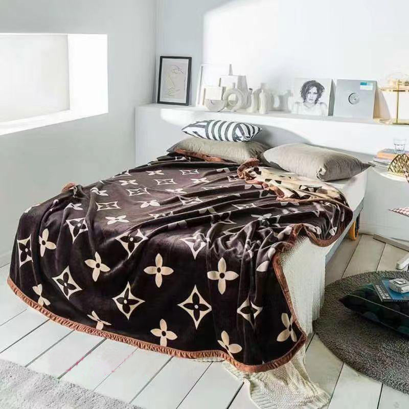 New Luxury Designer Full Reversible Blanket Perfect For Grandeur Home Décor