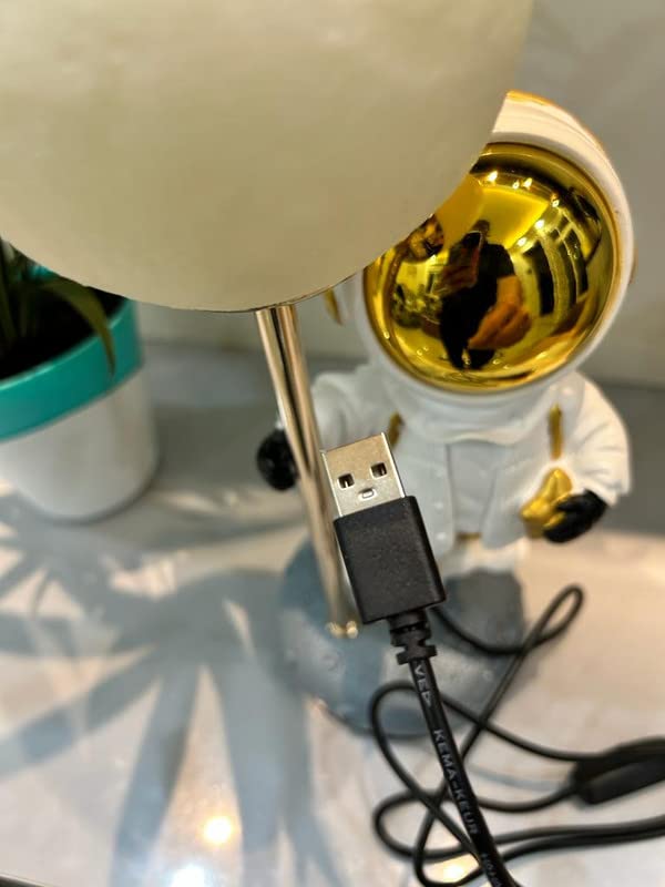 Astronaut Table USB Lamp/Spaceman Bedroom Bedside Light (Golden)