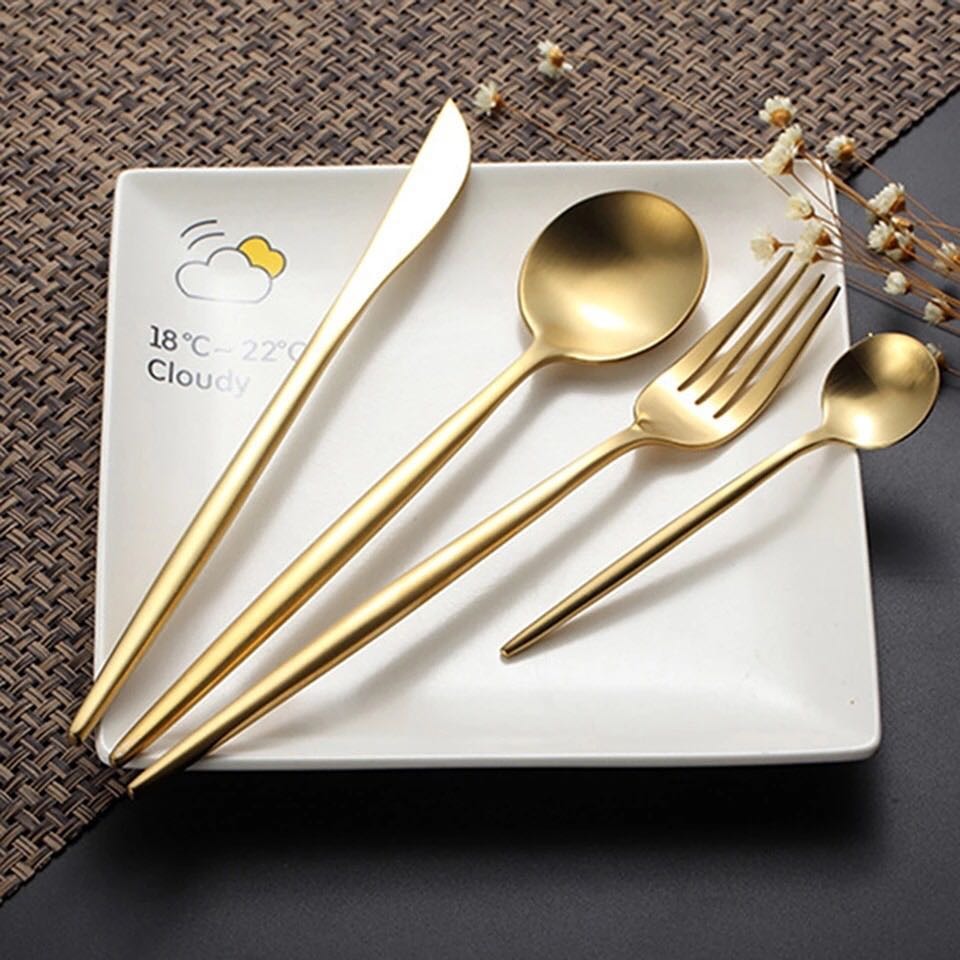 24pcs Luxury Chrome Plated Classic Cutlery Set Dinner Spoon Knives Fork Set Stainless Steel Tableware Dinner Set with Black Gift Box Gold Pleated