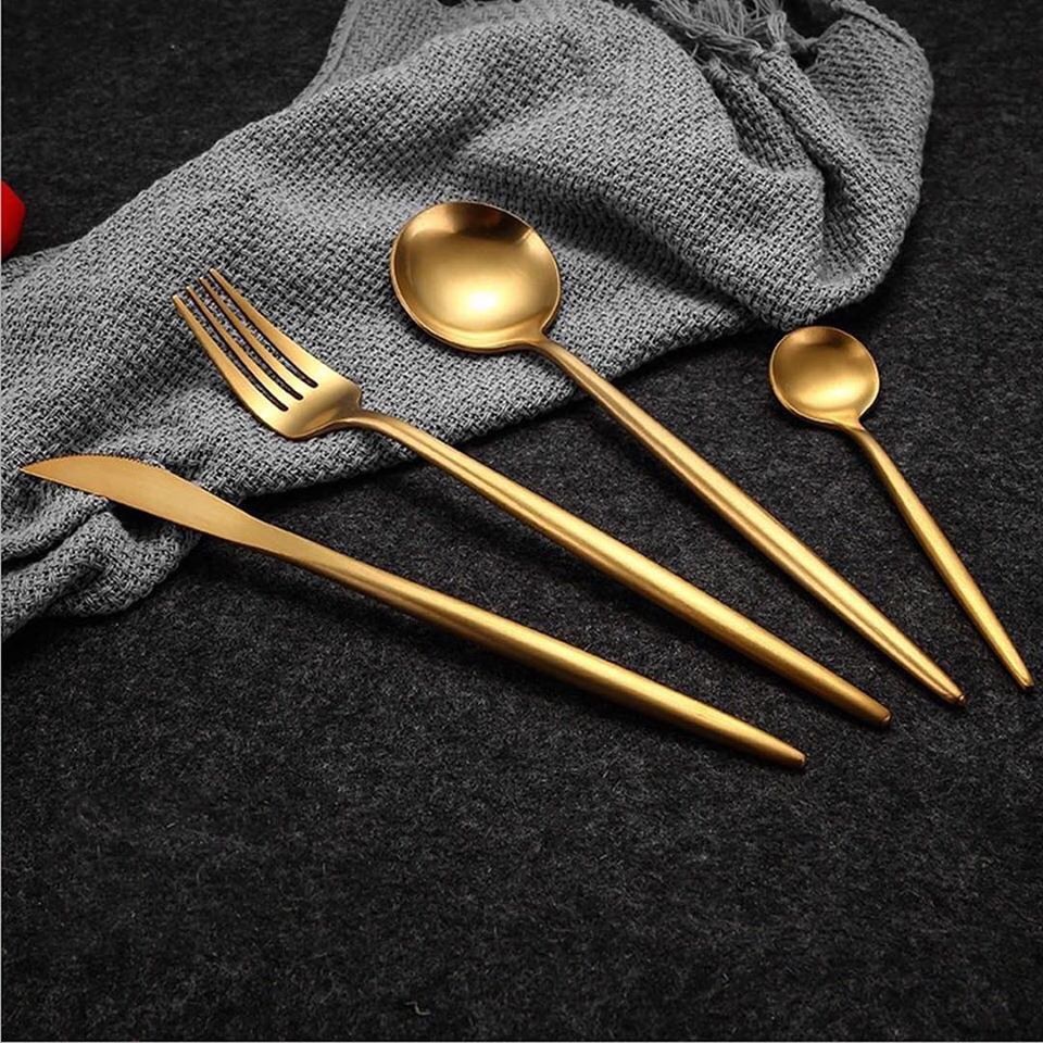 24pcs Luxury Chrome Plated Classic Cutlery Set Dinner Spoon Knives Fork Set Stainless Steel Tableware Dinner Set with Black Gift Box Gold Pleated