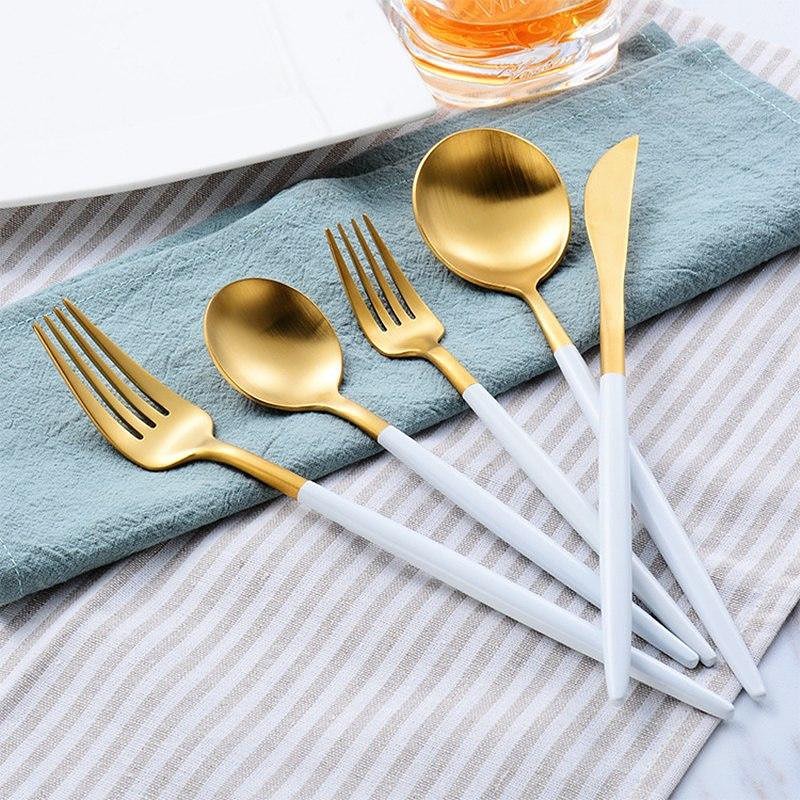24pcs Luxury Chrome Plated Classic Cutlery Set Dinner Spoon Knives Fork Set Stainless Steel Tableware Dinner Set with Black Gift Box