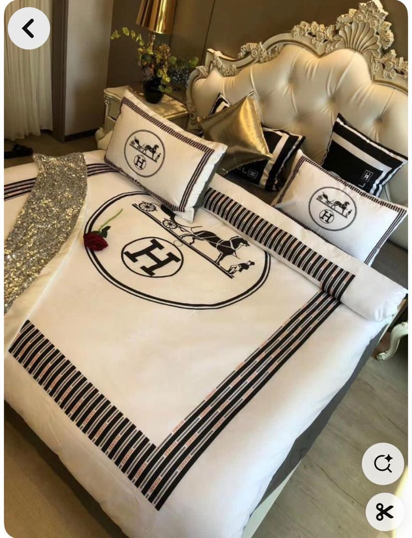 New 100% Comfortable 220 TC King Size Double Bedsheet Digital Print - 275 X 275 CM with 2 Pillow Covers - 3 Pcs Set