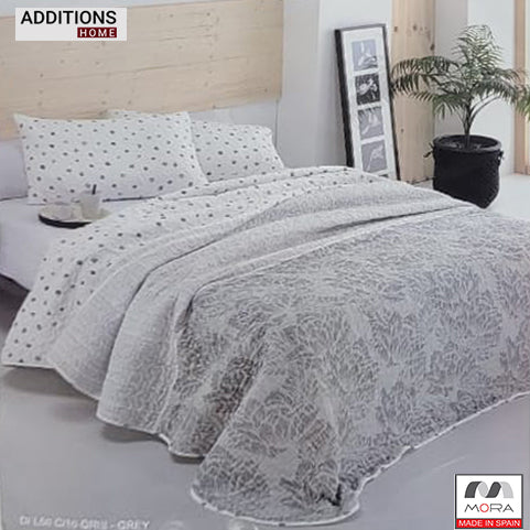 Classic reversible quilted Mora bedcover. Made in Spain, 235 × 270 cm