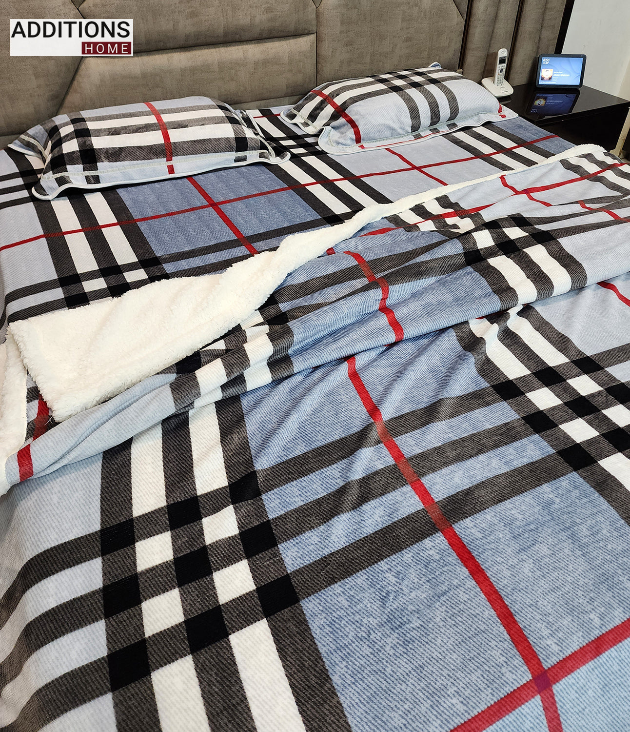 Printed Winter Warm Blanket with Sherpa Back Double Bed 220 x 240 CM, With Matching Bedsheet, And Pillow Covers, Set of 4