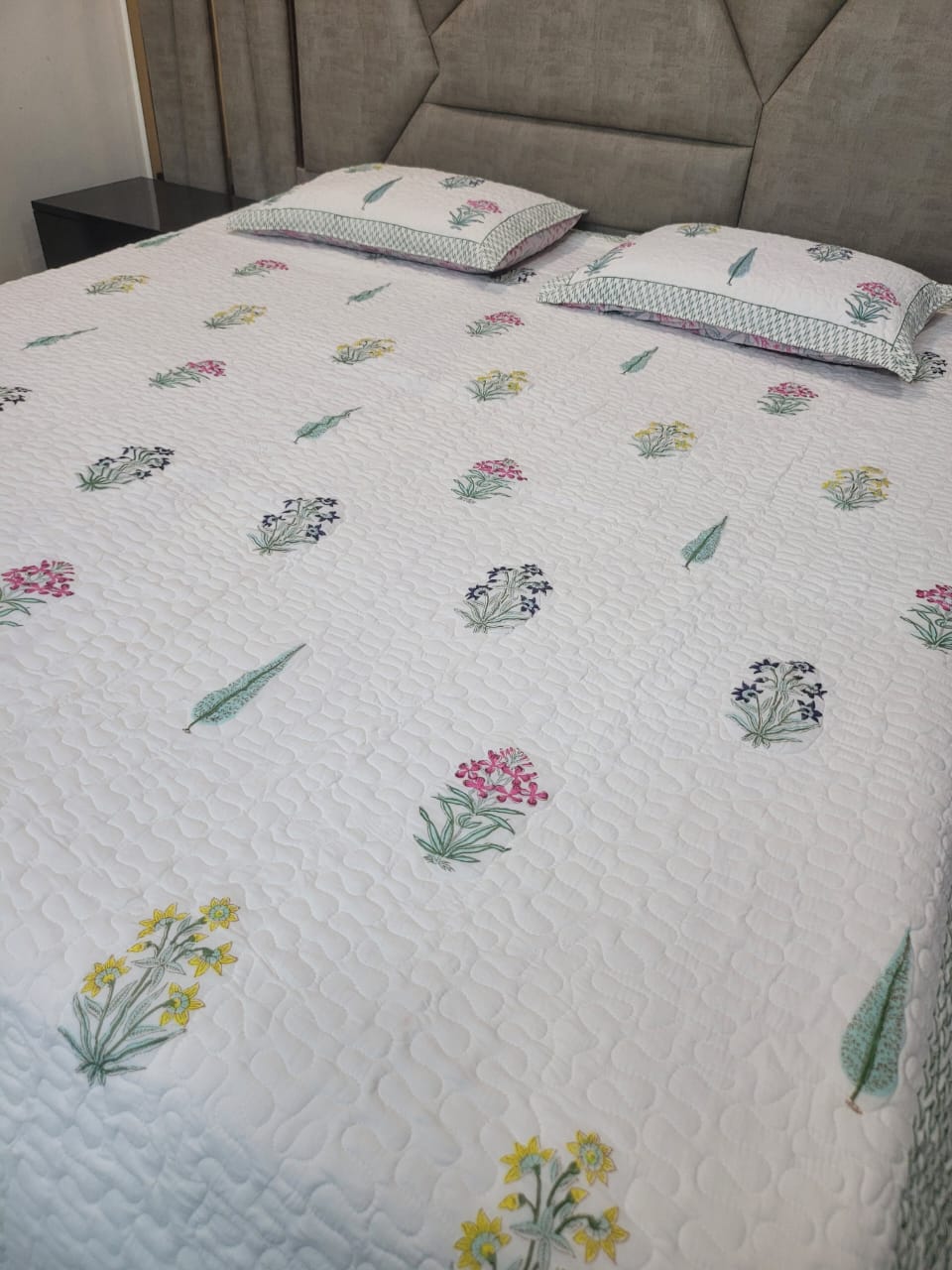 Quilted Bedspread/Coverlet/Bed Cover with 2 Pillow Covers (King Size: 90x108 Inch)