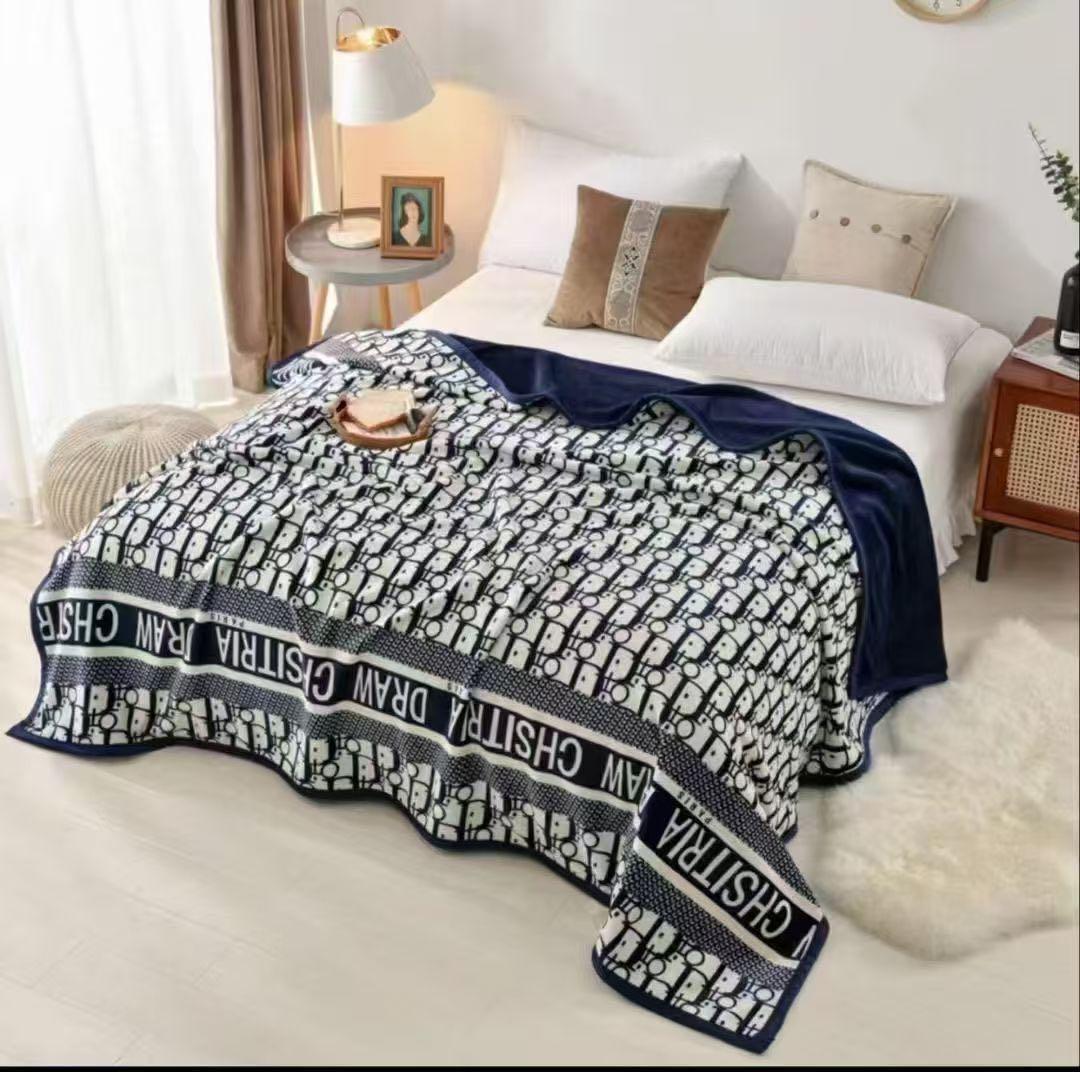 New Luxury Designer Full Reversible Blanket Perfect For Grandeur Home Décor