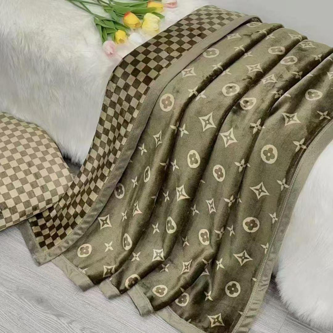 New Luxury Designer Full Reversible Blanket Perfect For Grandeur Home Décor