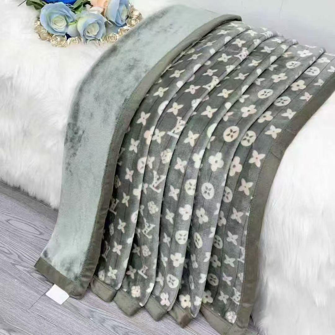 New Luxury Designer Full Reversible Blanket Perfect For Grandeur Home Décor