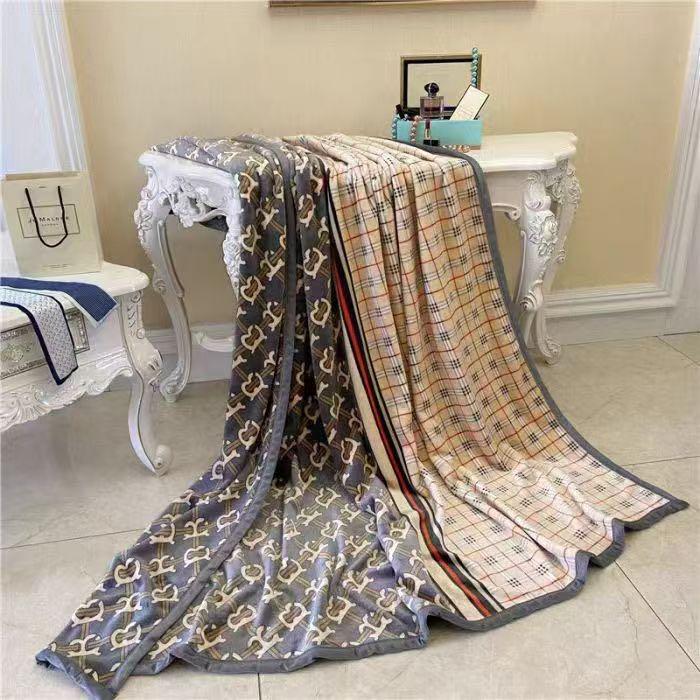 New Luxury Designer Full Reversible Blanket Perfect For Grandeur Home Décor