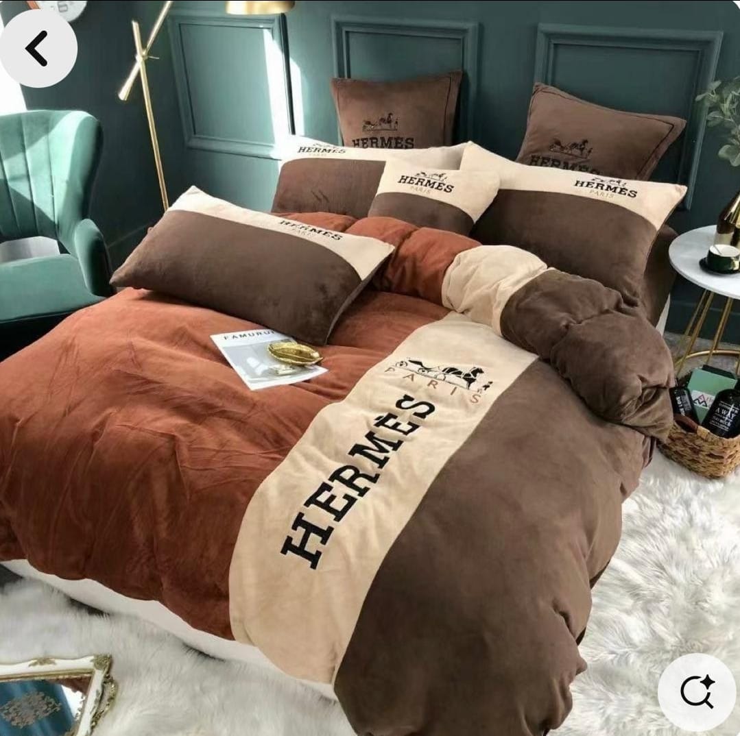 4 PCS Comforter With Matching King Size Double Bedsheet  - 275 X 275 CM with 2 Pillow Covers